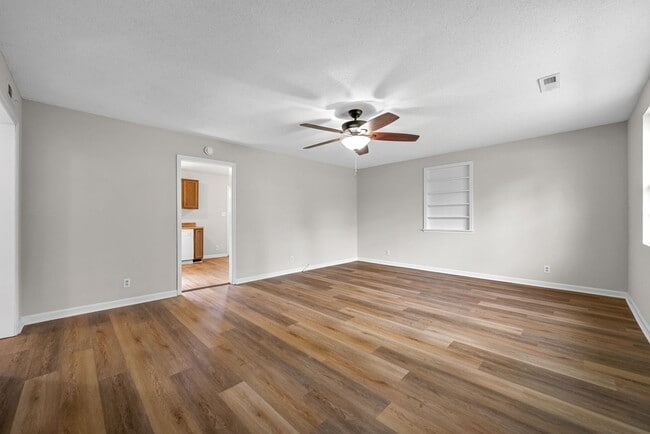 Photo - 3 Bedroom Pet Friendly Home For Rent!