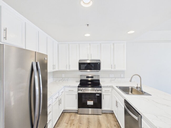 NEW NEW NEW remodeled -3bedroom/3bath Town... - NEW NEW NEW remodeled -3bedroom/3bath Town...