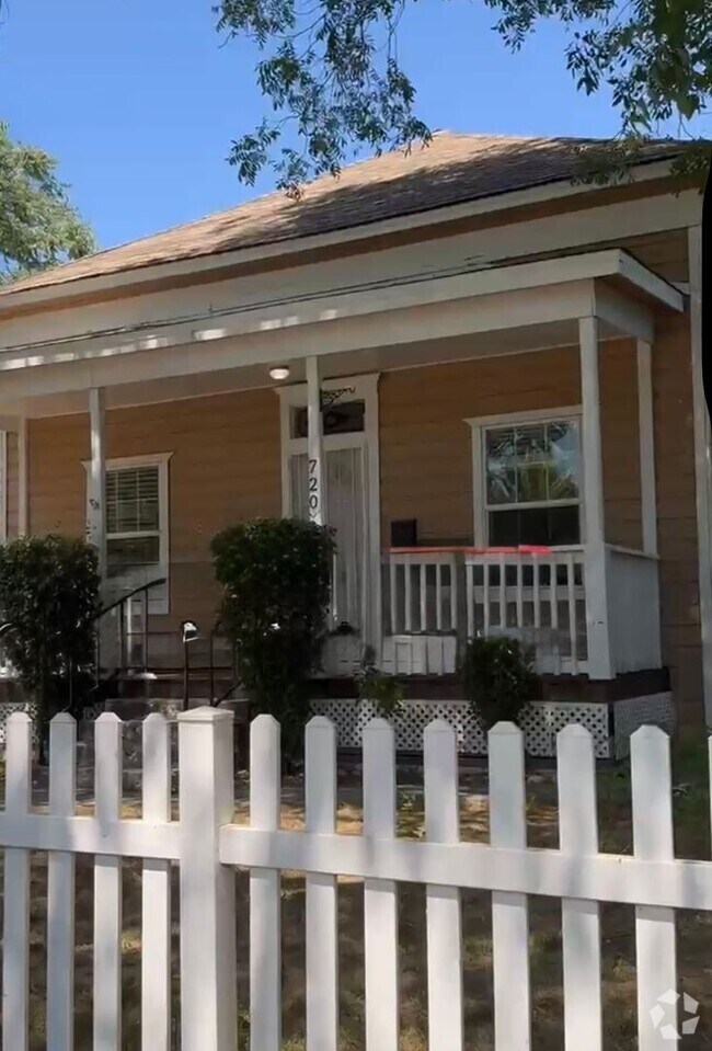 Building Photo - Victorian Home