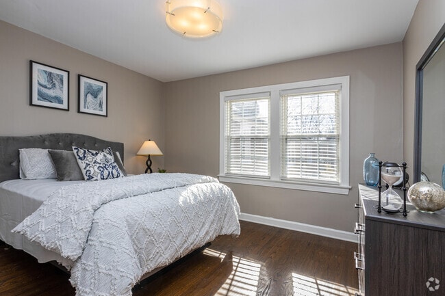 2BR, 1BA - 880 SF - Bedroom