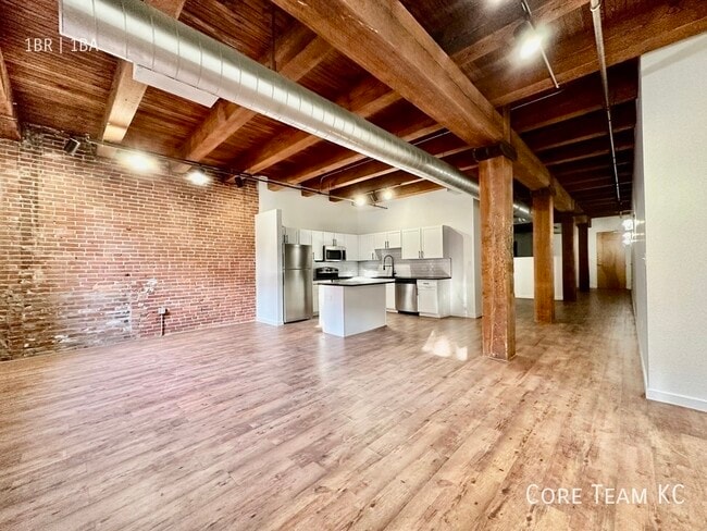 Building Photo - 204 Walnut St Unit 205