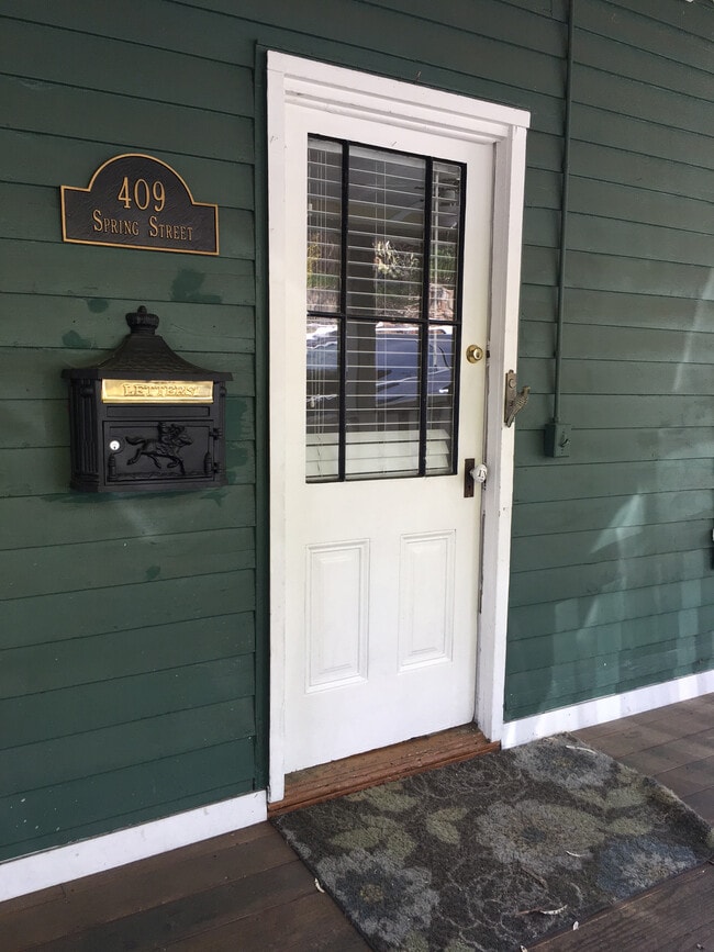 Photo - 409 Spring St