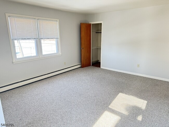 Photo - 172 Kanouse St