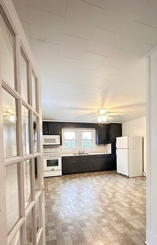 Photo - 219 College St