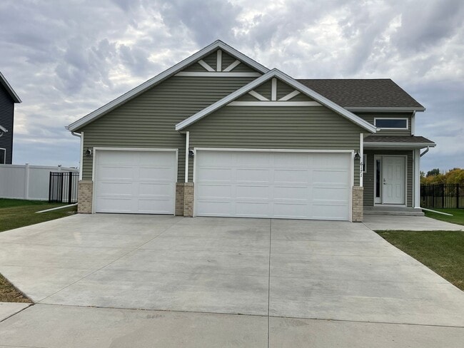 Building Photo - 4 Bed 3 Bath Single Family Home