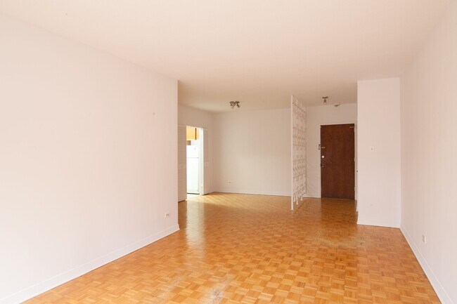 Building Photo - 900 Av. Rockland Unit 707