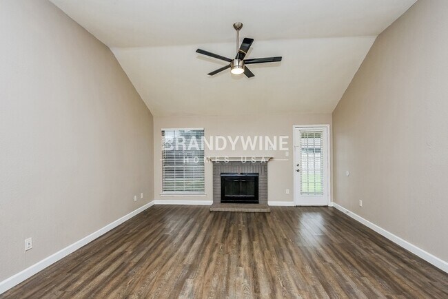 Photo - 737 Lionel Way