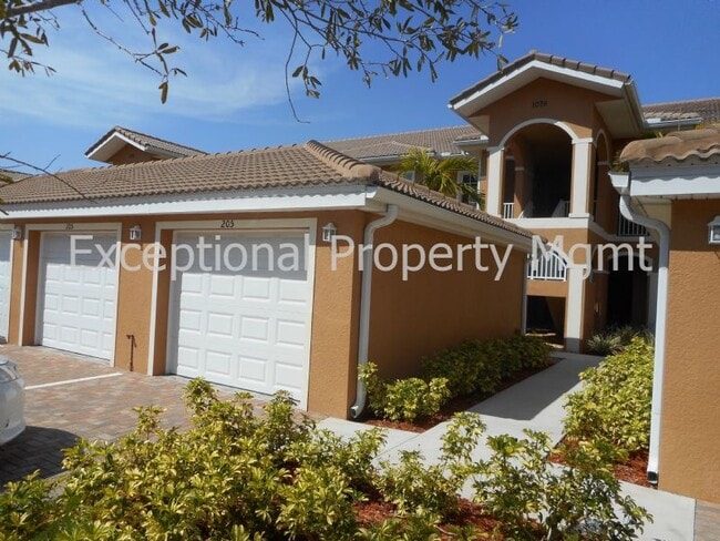 Building Photo - 2 Bedroom with DEN and a GARAGE! Rental