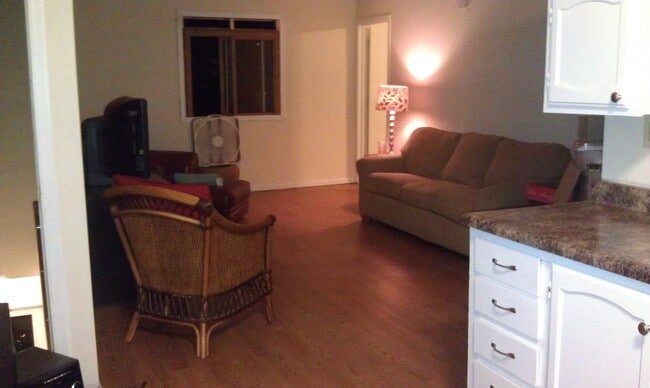 Photo - 215 W 31st St