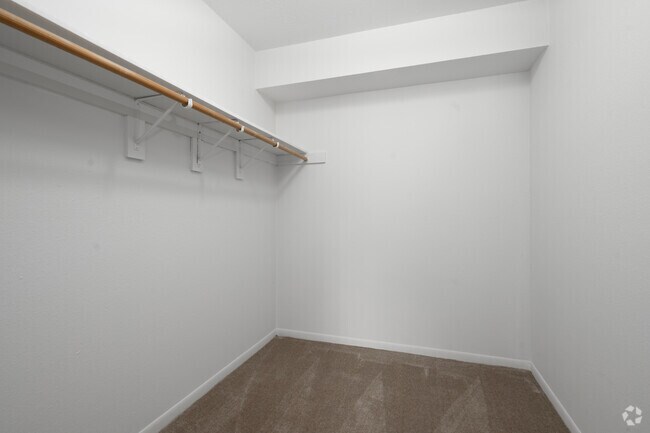 2BR, 1BA - 905SF - Primary Closet