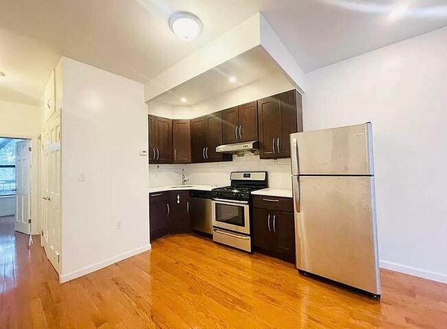 152 E 79th St