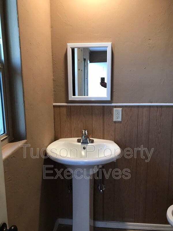 232 W Flores St
