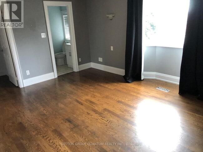 Photo - 135 Mowat Crescent
