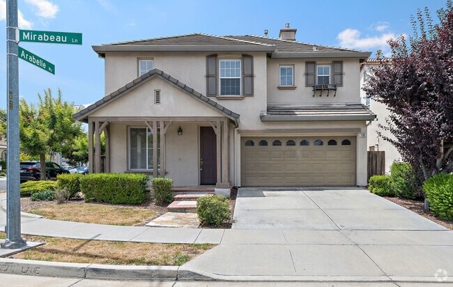 Building Photo - Spacious 3 Bedroom/2.5 Bath Home
