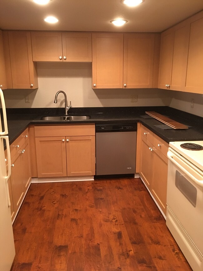 Building Photo - 10424 NE 32nd Plz Unit C-303