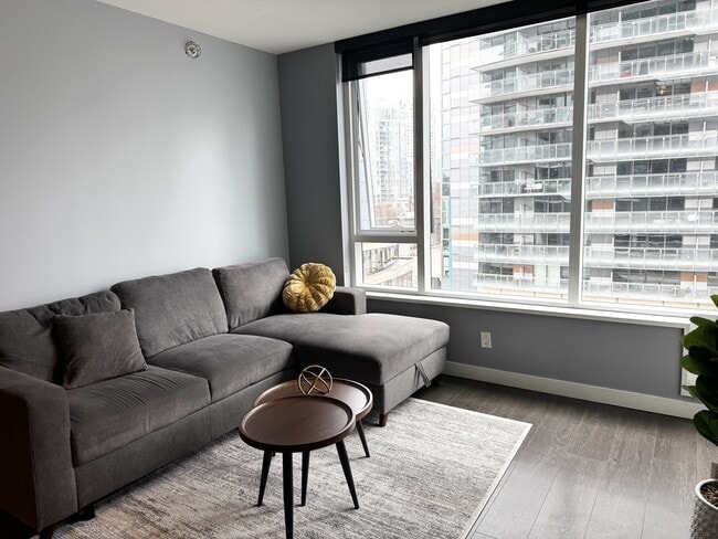 Building Photo - 68 Smithe St