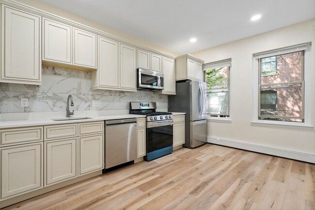 Building Photo - 122 Union Pk St Unit 3