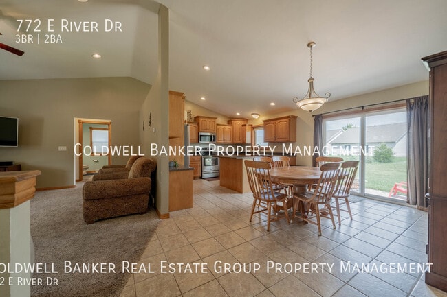 Photo - 772 E River Dr