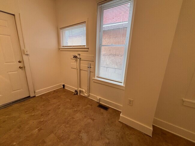 Photo - 738 W Poplar St