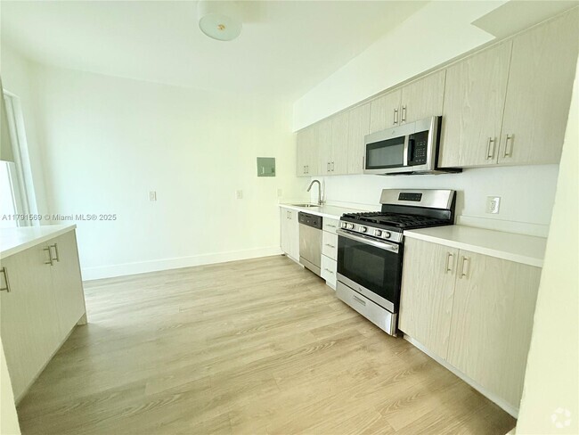 Building Photo - 9270 E Bay Harbor Dr Unit 5A Rental