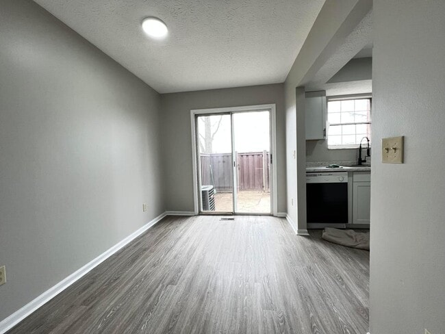 Photo - 5372 Portland St