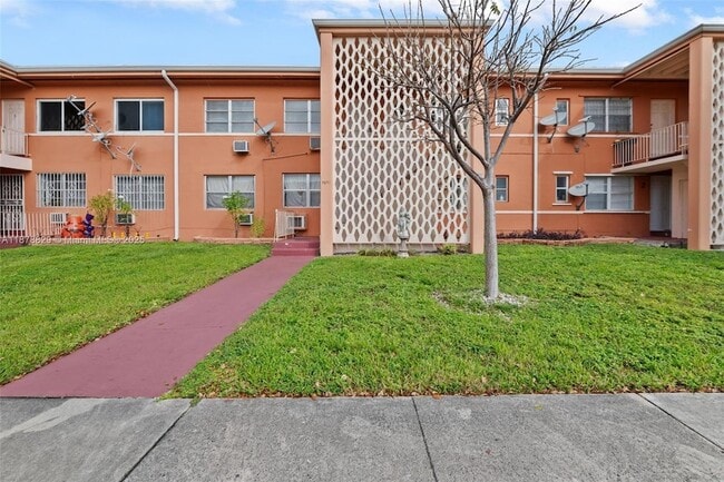 Building Photo - 3571 SW 10th St Unit 10B