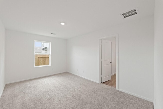 Photo - 925 Sutherland Fls St