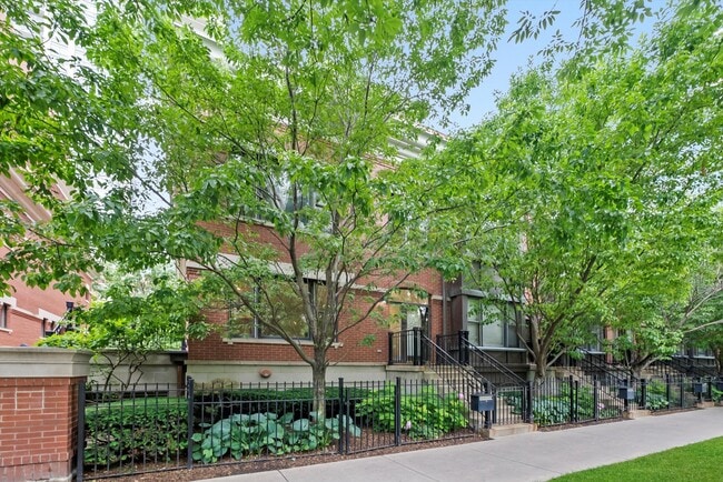 Photo - 1336 S Indiana Ave Townhome