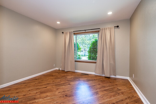 Photo - Heatherstone Way / Village Ct Unidad Heatherstone