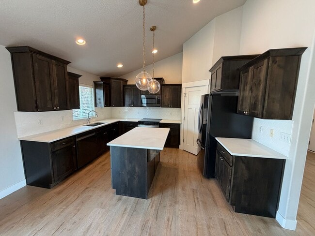 Building Photo - Spacious 6-Bedroom Home for Rent in Lehi