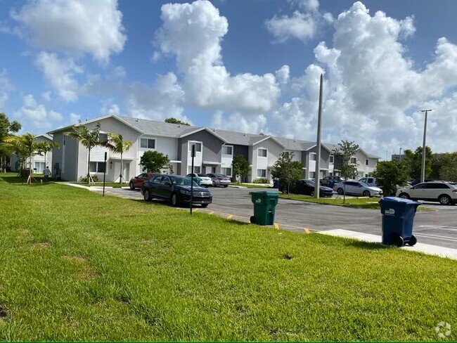 Building Photo - Miga Townhomes