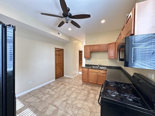 Photo - 2028 N Hamlin Ave Unit J09W