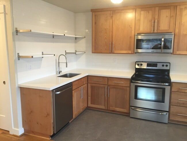 Building Photo - SUMMER SPECIAL OFFER! RENT CREDIT A Modern... Unit 4 Rental