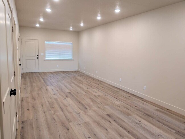 Now Leasing – Modern 2 Bedroom, 2 Bath Apartment at Sunrise Village