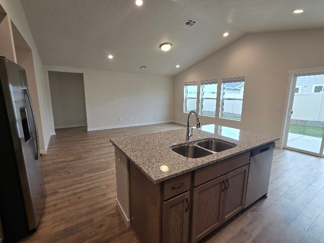 Photo - 323 Omphale St W