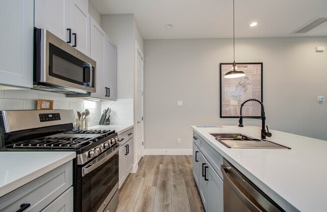 Building Photo - 1221 W Tidwell Rd