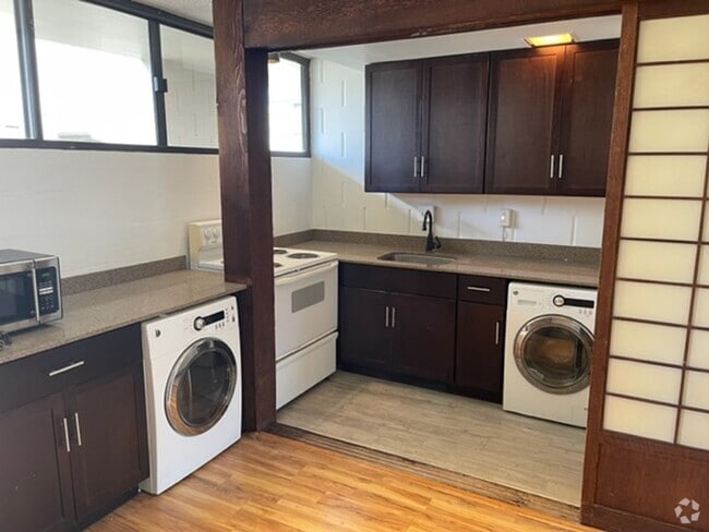 Building Photo - Move in Ready! Spacious 2/1 in town! Rental