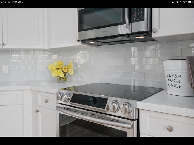 Kitchen appliances - 11041 Legacy Blvd Unit 305