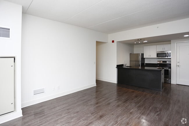 1BR, 1BA - 600 SF