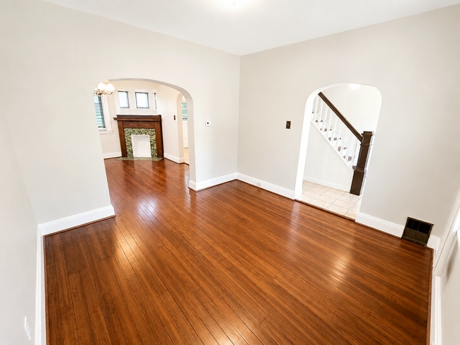 Photo - 2219 Edgebrook Ave