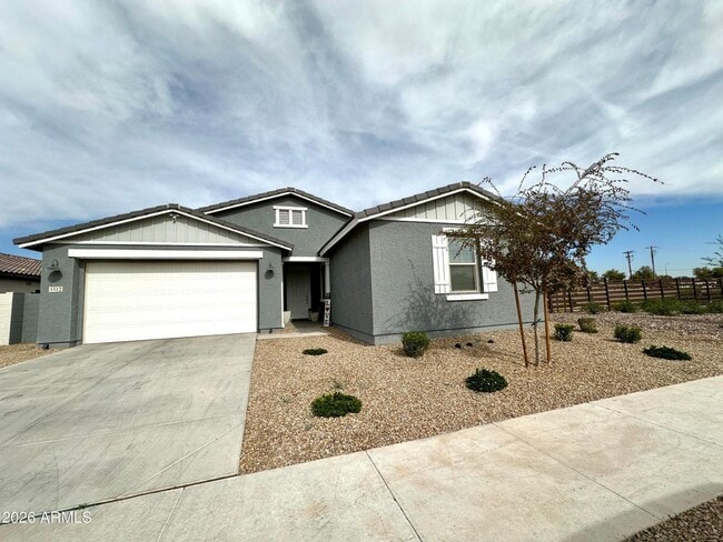 Building Photo - CLASSY 4 bedroom