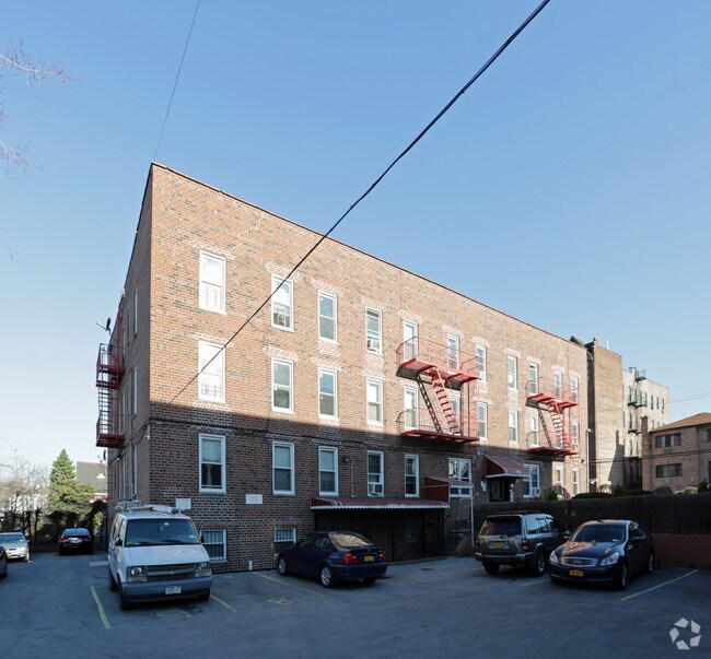Photo - 770 E 225th St