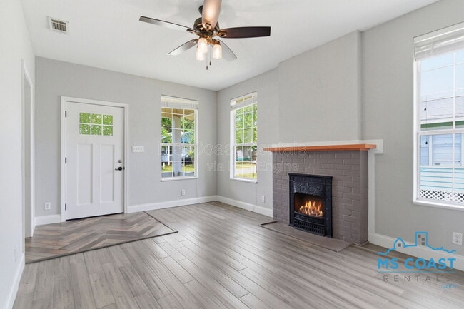 Photo - 4319 Lewis St