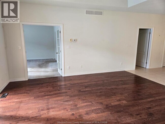 Photo - 6085 Livingstone St