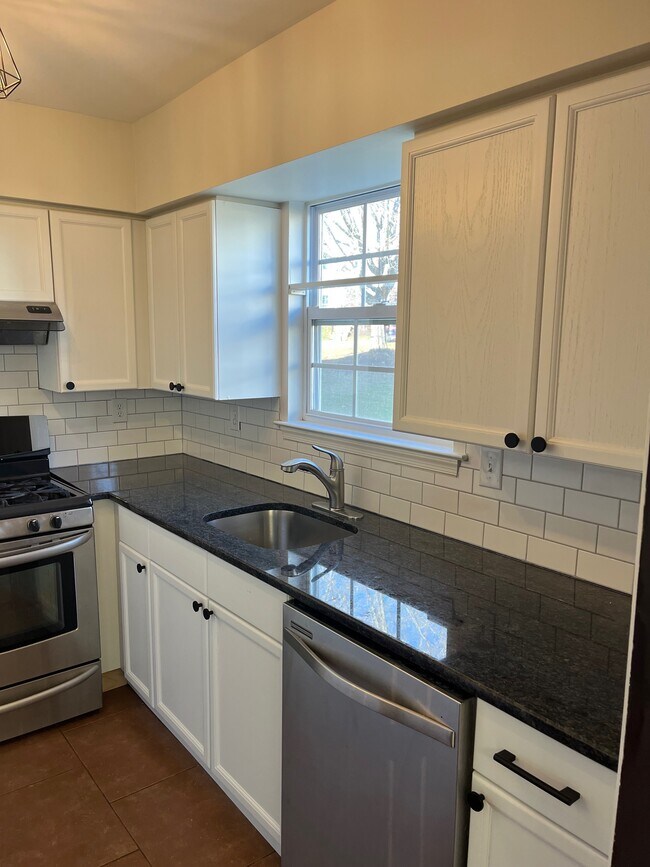 Kitchen - 5534 Rinker Cir Unit 5534 Rinker Circle