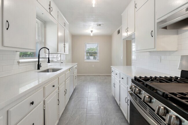 Photo - 730 N College St