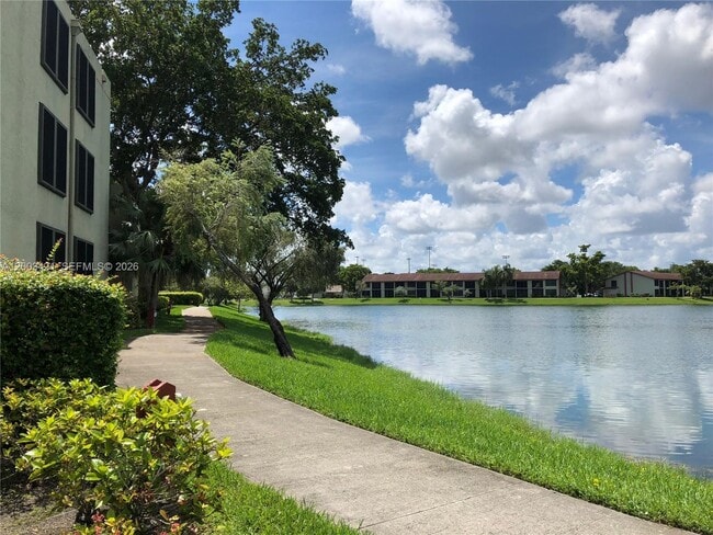 Building Photo - 210 Lake Pointe Dr Unit 112