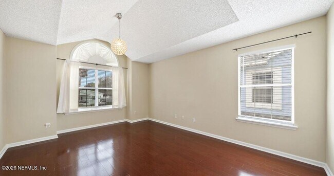 Photo - 629 10th Ave S