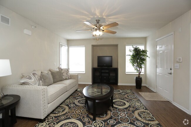2BR, 2BA - Lexington/1050 SF