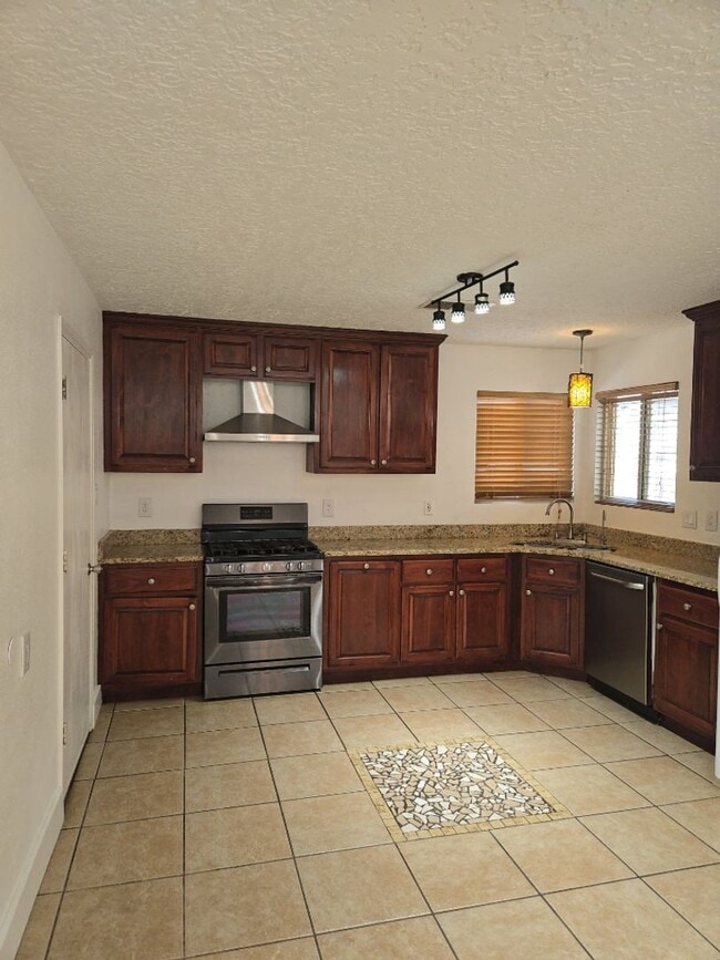 Photo - 4 Bedroom, 3 Bathroom! Lovely Home!